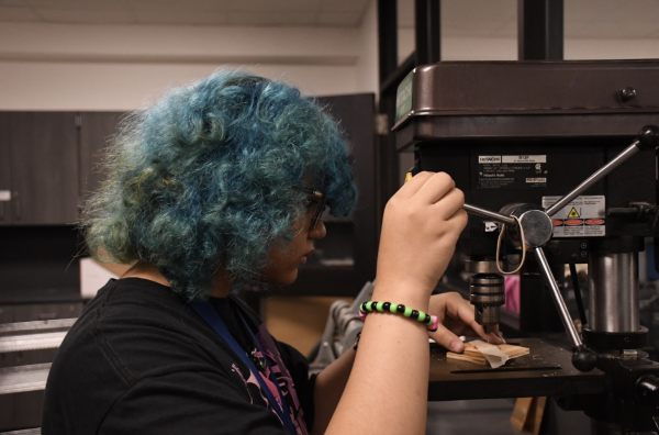 Sophomore Akisa Sparrow uses the drill press on her beginning of the year
jewelry project in Mr. Garrot’s classroom, Sep. 17, 2025.