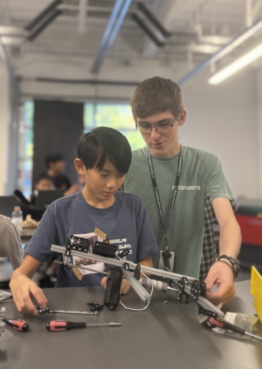 Junior Caleb Clark mentoring middle schooler Sebastian Huynh for robotics, Thursday, Oct. 2, 2025. 